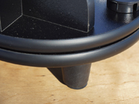 Ножки монтировки оборудованы резиновыми подложками для прочного сцепления с поверхностью